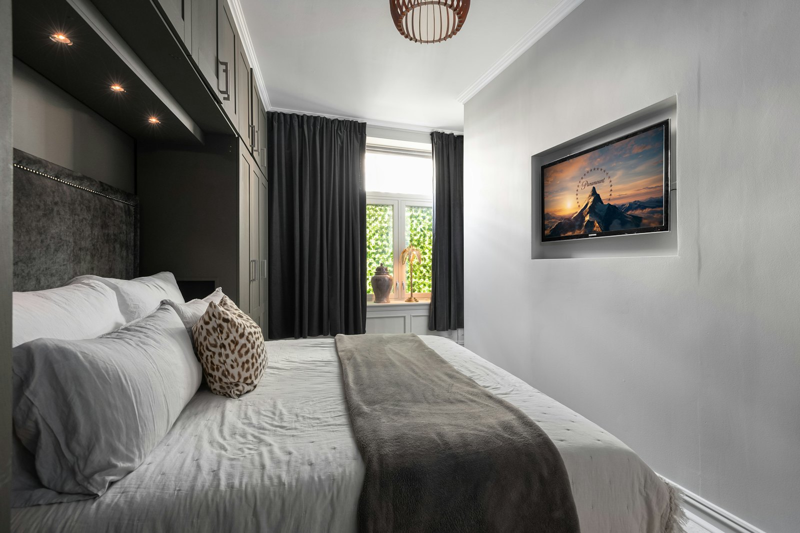 Schlafzimmer mit großem Bett und einem Bild an der Wand