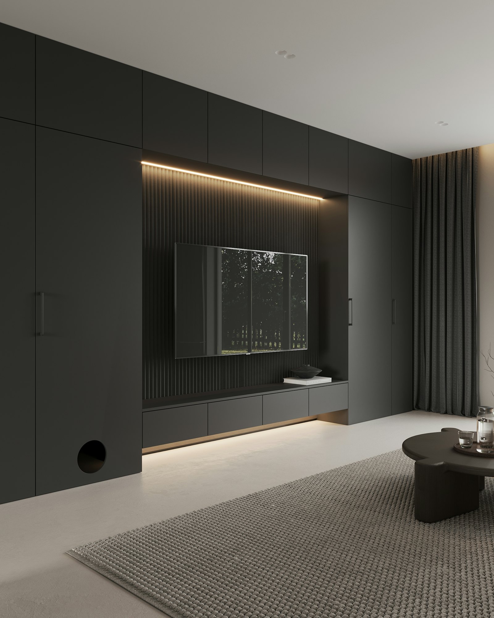 Wohnzimmer mit Sofa, Couchtisch und flach an der Wand hängendem Fernseher