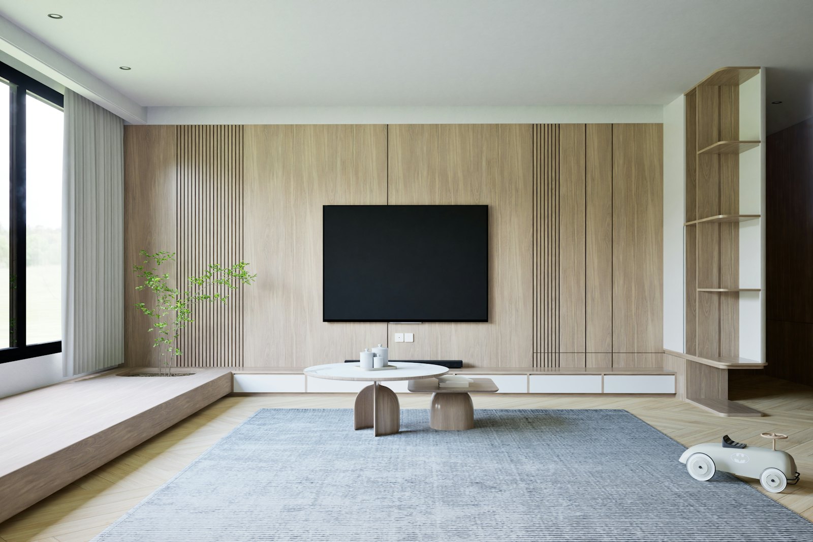 Helles Wohnzimmer mit an der Wand montiertem Fernseher neben einem großen Fenster
